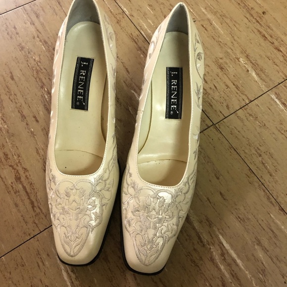 J. Renee Embroidered cream pumps 9.5 FLAW - Picture 2 of 6
